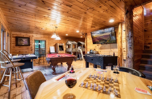 Rocky Top Sports Gatlinburg-Hot Tub-Air Hockey-Foosball-Pool Table!