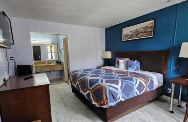 Rodeway Inn Hattiesburg North - King Room - Smoking 4