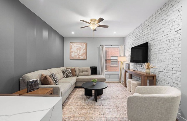 Rogers Park Retreat 3BR +Parking, Near Evanston