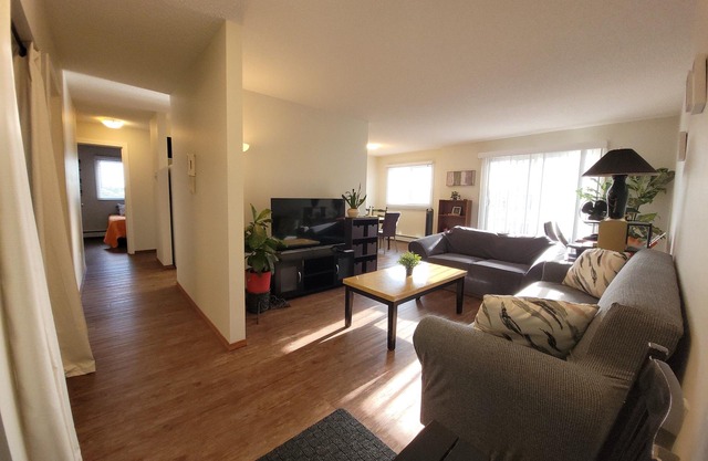 ✅️ROGERS Place✅️King-2 twins-futon-cot✅️Central location✅️ 124 Street Arts Area
