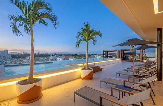 Roma 240 Rooftop Condo, Pool, BBQ, Amazing Views!