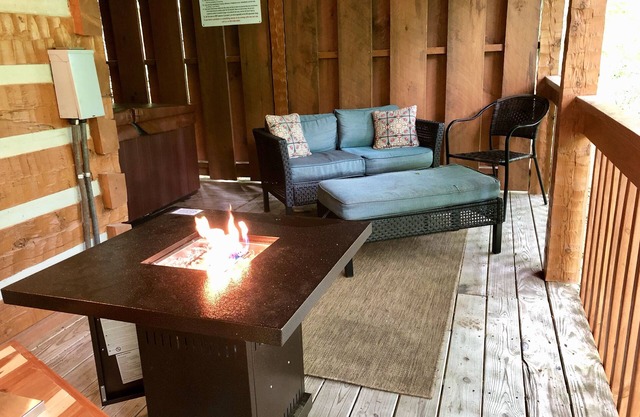 Romance abounds!♥Hot Tub♥Whirlpool Bath♥Comm Pool♥Fire Table