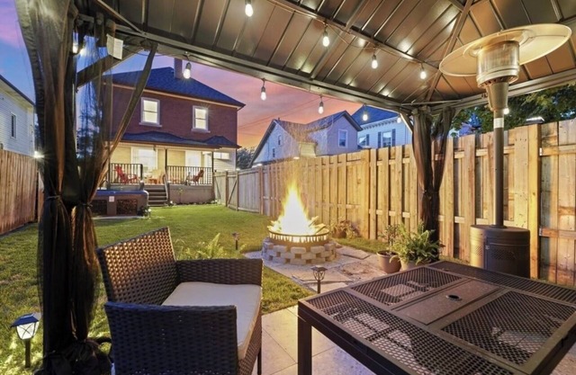 Romance, Reunion, Family Getaway, Bridal Shower or Retreat with Hot Tub