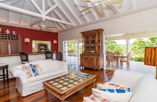 Romantic 3 BDRM Luxury Villa w Ocean Views