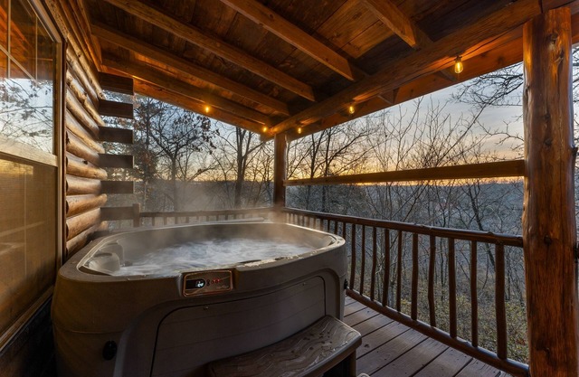 Romantic Branson Cabin w/Jacuzzi for Two