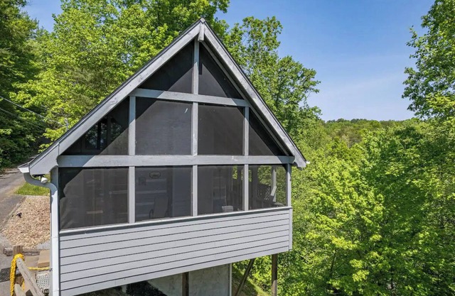 Romantic Cabin w/HOT TUB & Views! Close to TOWN!