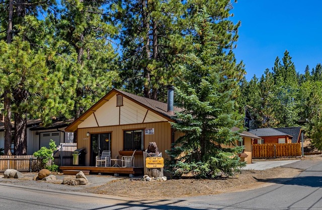 Romantic Couple's Retreat steps from Village, Kid-Friendly, Fireplace, WiFi
