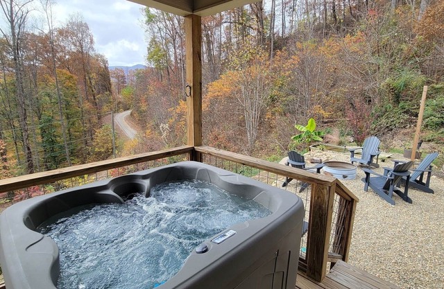 Romantic Getaway starts here! Views, Dog Friendly, Hot Tub, Casino & WCU.