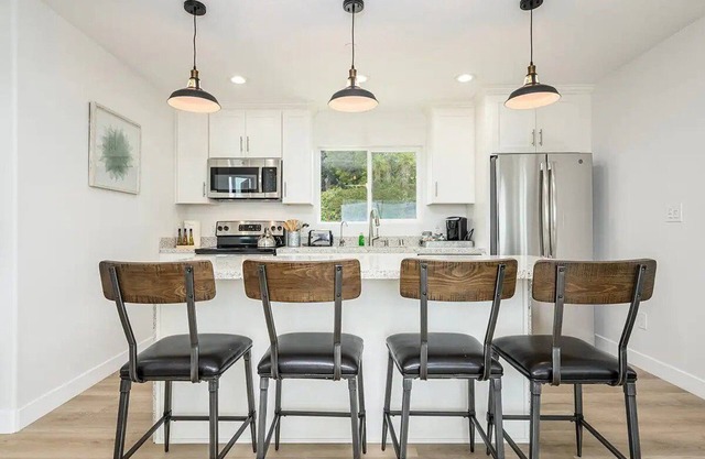 Romantic Getaway w/Stunning Views and Close to Everything!