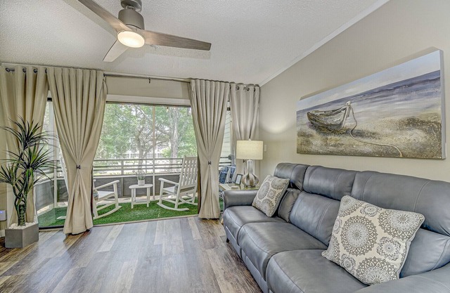 Romantic Getaway with WIFI, 2 fireplaces, 3 minute walk to beach!