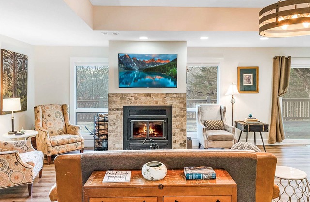 Romantic Lake Cottage Retreat: Relax & Rewind