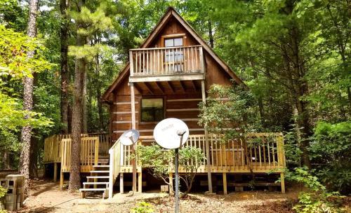 Romantic Log Cabin with Hot Tub near Cherokee National Forest, Tennessee