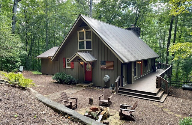 Romantic Mountain Hideaway- Fire Pit/Dog Friendly/Creek!