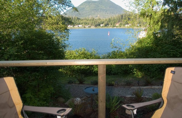 Romantic, pet-friendly waterfront suite; close to amenities, trails & beaches.