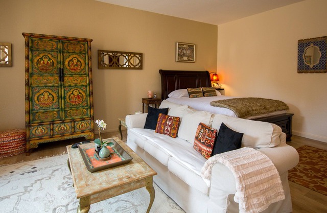Romantic Sedona Casita + Stargazing Hot Tub. Red Rock Views & steps from trails!