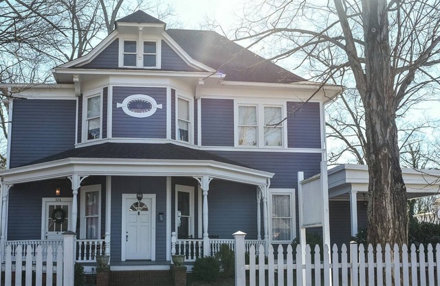 Romantic studio in historic district, 5 minute walk to downtown