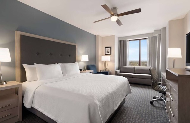 Romantic Suites with Free Breakfast, 3 Miles from Philly Center, Near UPenn!