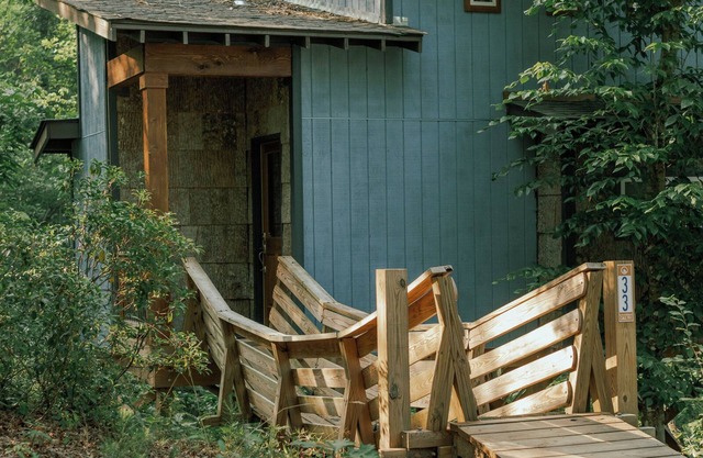 Romantic treehouse nestled on the creek, private deck, loft bedroom, shower skylights, bridge, sleeps 3.