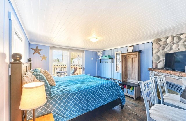 Romantic, Walk to town and beach, Private (Beachside)