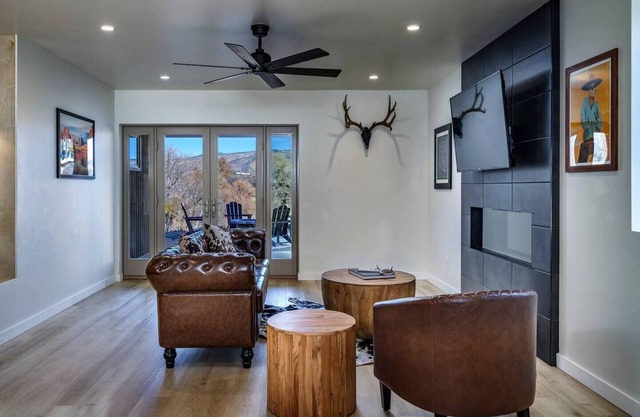Romantic wine country escape - cedar hot tub, sunrise mountain views, creekside location, harvest season!