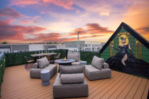 Rooftop Deck Hot Tub Fire pit Sleeps 10