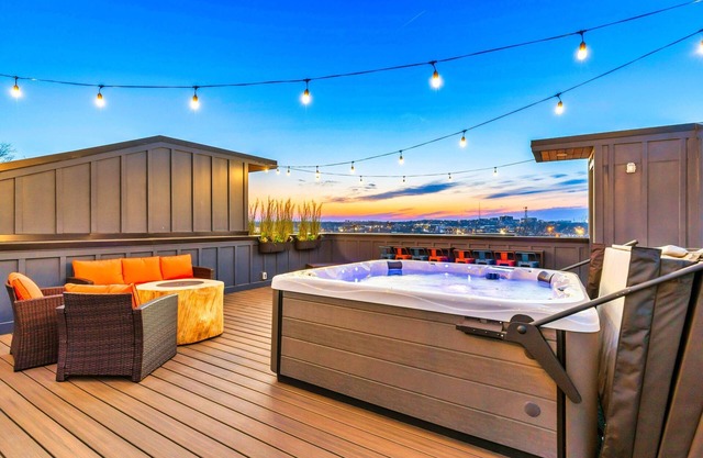 Rooftop Deck Hot Tub Retreat in Downtown Nashville