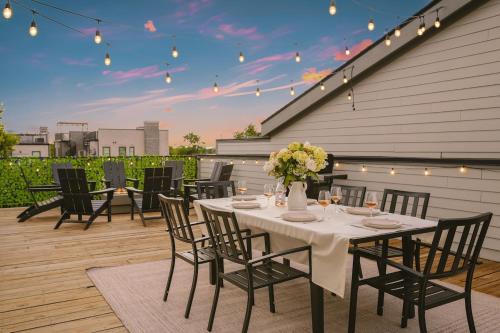 Rooftop, Firepit, King, Smart TVs, 6min drive to Broadway