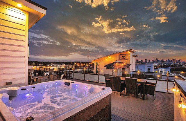 ROOFTOP HOT TUB- FIRE PIT- MASSIVE CITY VIEWS