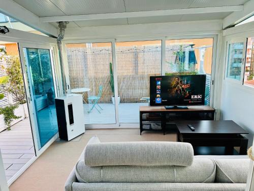 ROOFTOP-MarinaCentro-Unique-Beach-Fun-Smart-LoveApt-Train-Park