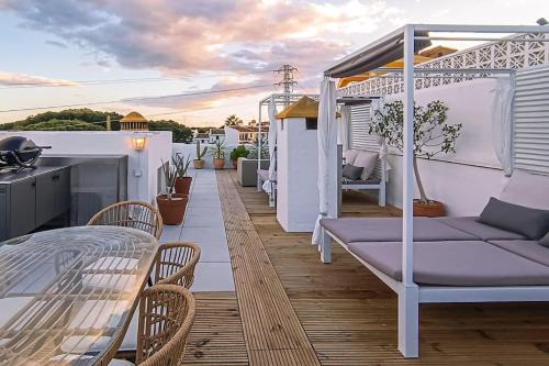 Rooftop oasis at Ocean Point Calahonda - just few steps away from the beach, restaurants & shops