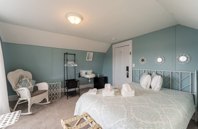 Room 10 (3rd Floor Shared Bathroom)