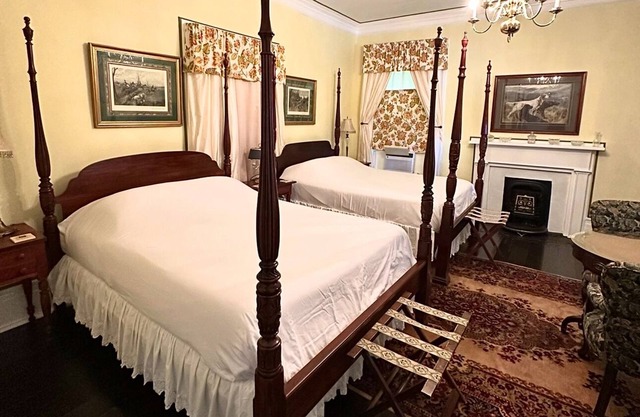 Room 5 Belmont Inn 2 Queen beds private bathroom across the hall Shelbyville, TN