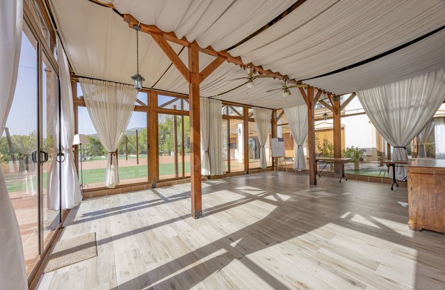 Room 'Habitación 2' with Shared Pool, Wi-Fi and Air Conditioning