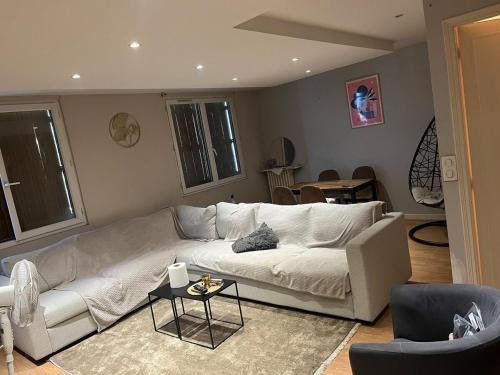 Room in a 2-bedroom apartment