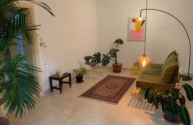 Room in Cosy Design House With big Garden and Glasshouse