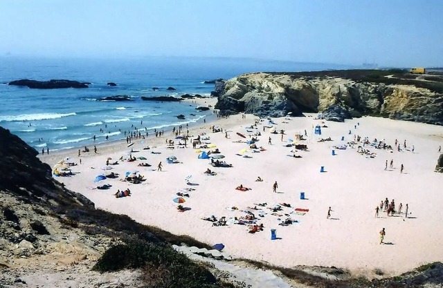 Room 'Quarto 5' in Porto Covo with a Fan