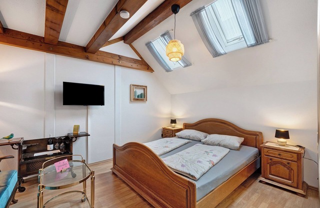 Room 'Spätburgunder' with Shared Courtyard, Wi-Fi/incl. Breakfast