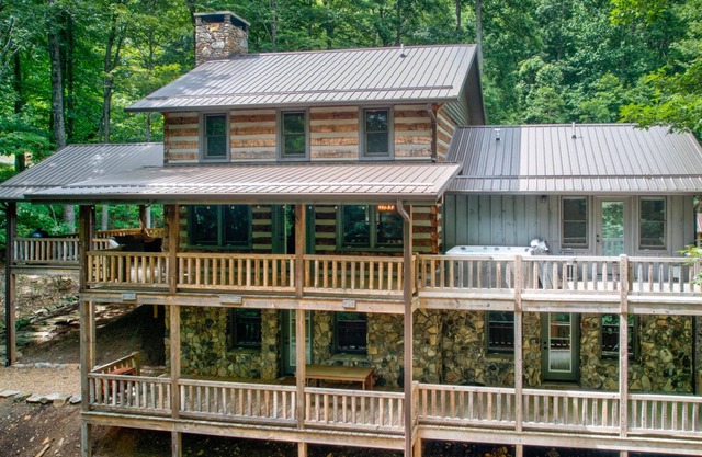 Room to Roam - Log cabin with a hot tub and fire pit. 10 mins to West Jefferson, 30 mins to Boone!