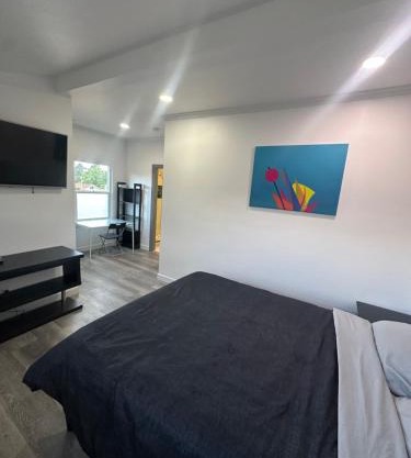 Room with private bathroom only minutes away from KIA Forum and LAX airport