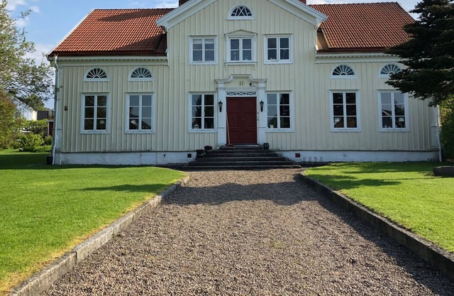 Rooms in charming old mansion, built in 1832