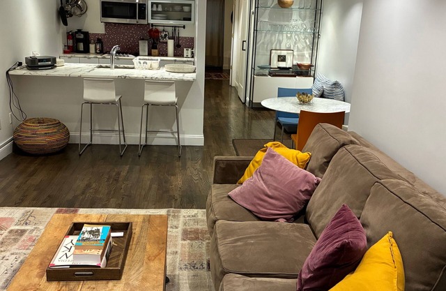 Roomy and quiet 1-bedroom oasis in Manhattan townhouse, sleeps 4