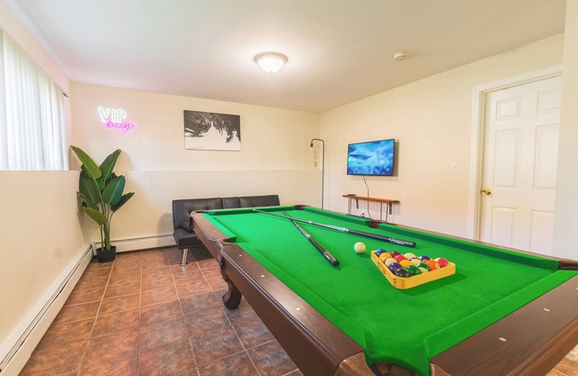 Roomy Boston 5BD-3BA-Pool Table-Free Parking