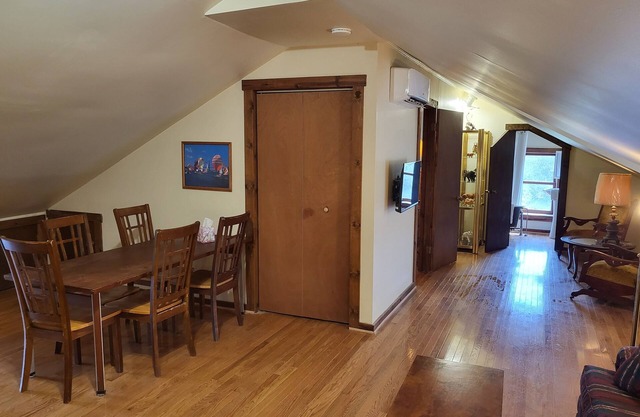 Roomy & Comfy Farmer's Suite in the Manor House!