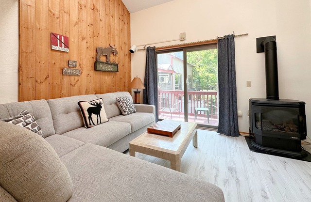 Roomy Family Getaway at base of White Mountains - Sleeps 7!