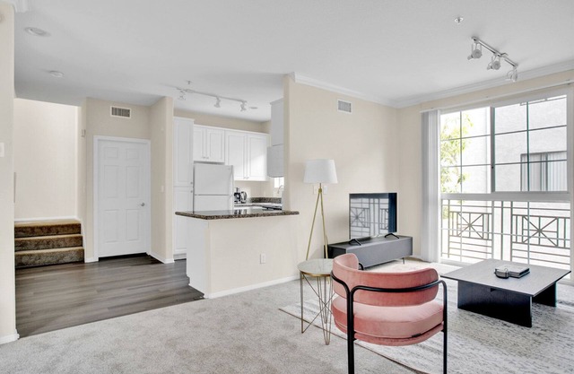 Roomy Glendale 2BR w/Gym, Pool & Jacuzzi, walk to Bars, by Blueground