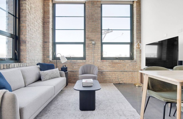 Roomy Lincoln Park 2BR w/Lounge, Roof & Gym, near DePaul, by Blueground