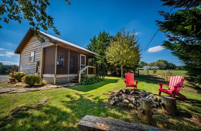 ROOSTERS REST w/Hot Tub - Mountain Farm Getaway!