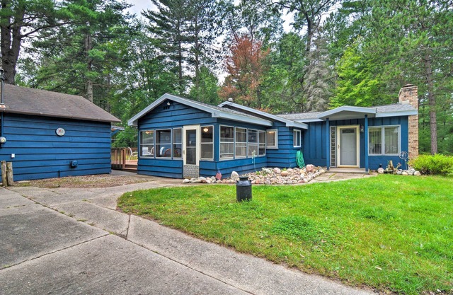 Roscommon Cabin w/Fire Pit: Walk to Higgins Lake!