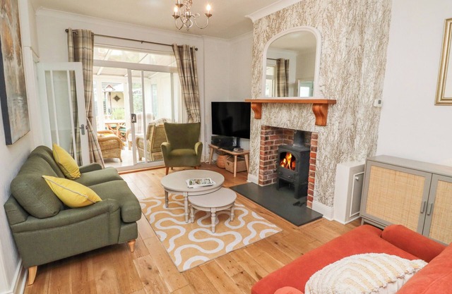 ROSE BRIAR COTTAGE, pet friendly, country holiday cottage in Morpeth