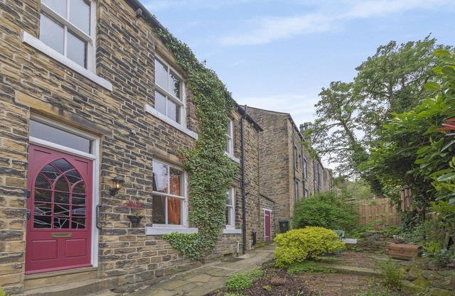 ROSE COTTAGE, character holiday cottage, with open fire in Haworth